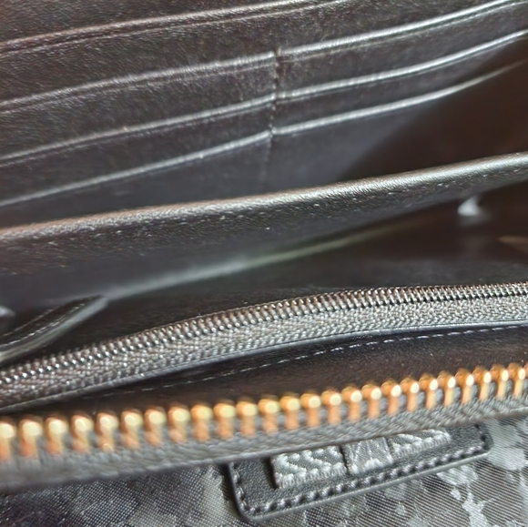 Karl Lagerfeld Paris Lourdes Mini Crossbody Wallet - Picture 12 of 13